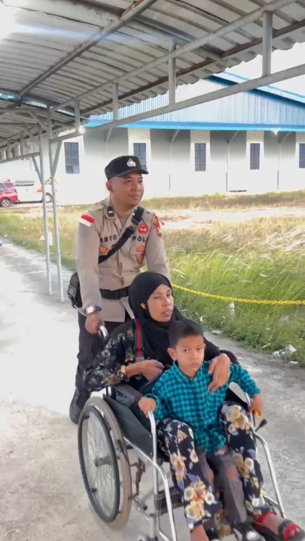 Pelayanan Humanis Terhadap Penumpang Sakit di Pelabuhan Bintang 99 Batu Ampar Oleh Satbinmas Polresta Barelang