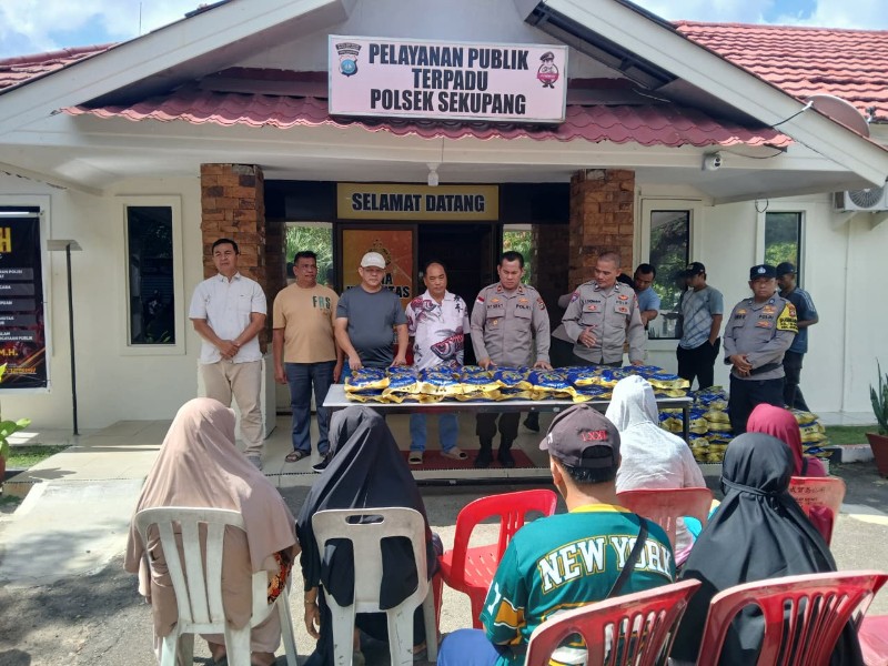 Polsek Sekupang Bersama Naga Mass Gelar Bakti Sosial, Bagikan Ratusan Paket Beras untuk Masyarakat di Bulan Suci Ramadhan