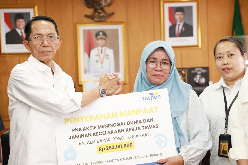 Amsakar Serahkan Santunan dan Beasiswa untuk Ahli Waris, Jaminan Sosial ASN Diperkuat