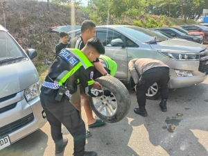 Operasi Ketupat Seligi 2026, Personel Pos Pam Jembatan 1 Barelang Sigap Bantu Pengunjung Alami Ban Bocor