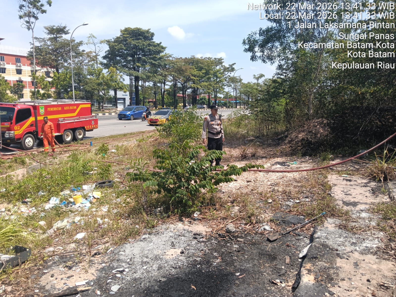 Kebakaran Lahan Kosong di Kawasan Gudang Pelita, Ditangani dengan Sigap Polsek Lubuk Baja