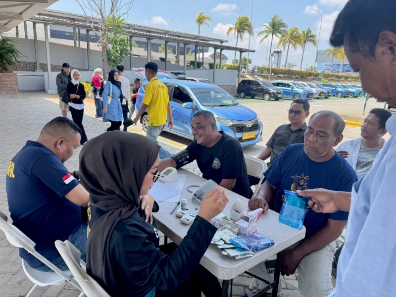 Jasa Raharja Bersama Sidokkes Polresta Barelang Layani Masyarakat Pengobatan Gratis di Bandara Hang Nadim