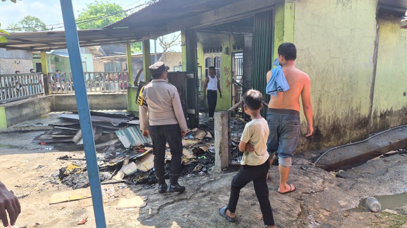 Polresta Barelang Respon Cepat Layanan 110 Tangani Laporan Kebakaran Rumah di Sungai Beduk
