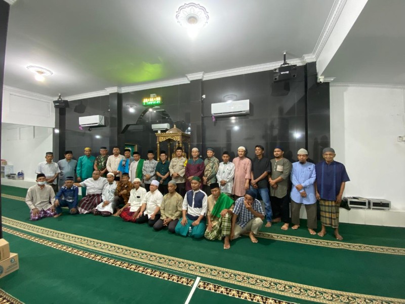 Kebersamaan Polri Dan Masyarakat, Polsek Batu Aji Laksanakan Shalat Istisqa Di Masjid Al Amin