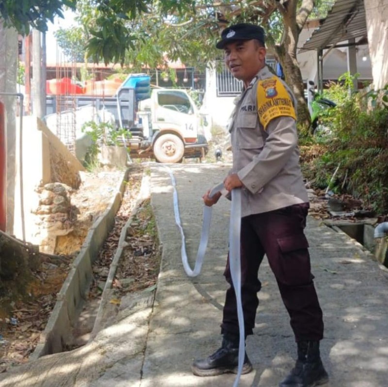 Pendistribusian Air Bersih Hari Ke- 64, Polsek Batu Ampar Pastikan Kebutuhan Warga Terpenuhi
