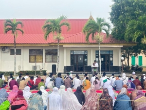 Memohon Turunnya Hujan, Kebersamaan Polri dan Masyarakat Melaksanakan Sholat Istisqa di Galang