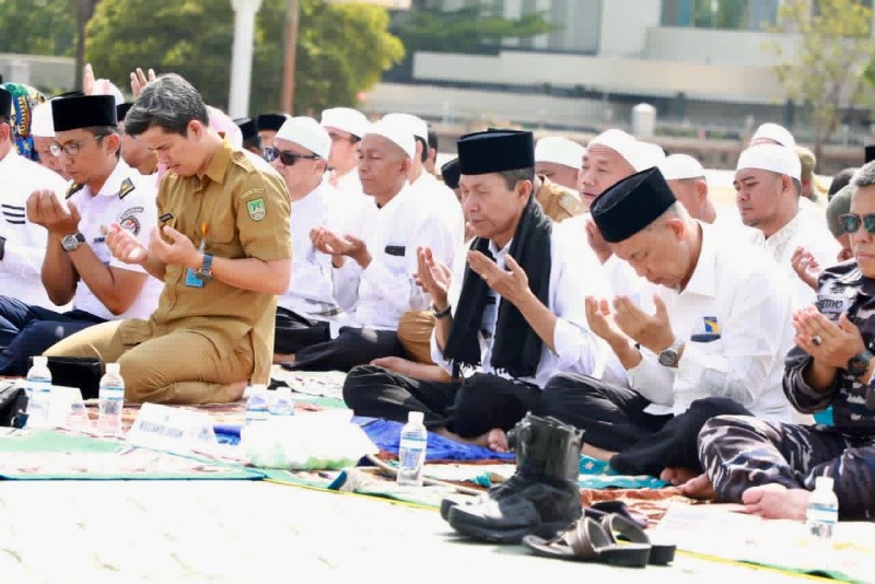 Ratusan Warga Bersama Aparatur Pemko Batam di Bawah Terik Matahari, Bersimpuh Sholat Istisqa Memohon Hujan