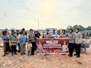 Polwan Polresta Barelang Beri Sentuhan Kepedulian  di Tengah Warga TPS Jodoh 