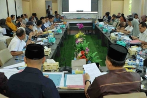Meski di Hari Libur Pansus DPRD Batam Bahas LKPJ Wali Kota 2025