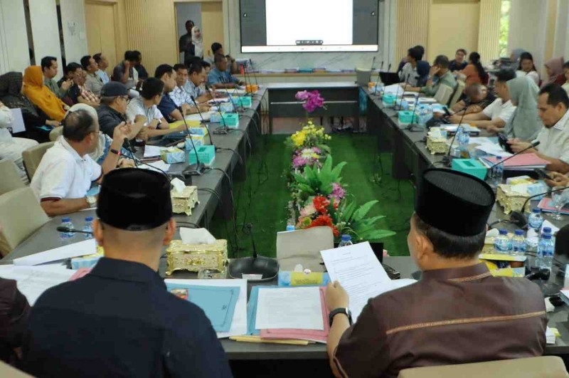 Meski di Hari Libur Pansus DPRD Batam Bahas LKPJ Wali Kota 2025