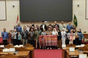 Ketua DPRD Kota Batam Terima Kunjungan Studi Mahasiswa Fakultas Hukum Internasional UII Yogyakarta