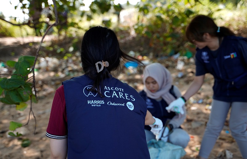 HPSN 2025, HARRIS Barelang Batam dan YELLO Hotel Harbour Bay Bersihkan Pantai Tanjung