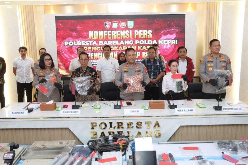 Kapolda Kepri Pimpin Konferensi Pers Pengungkapan Pencurian Fasilitas Publik yang Meresahkan Masyarakat Batam