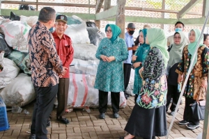 Perkuat Pengelolaan Sampah Berbasis Masyarakat, TP-PKK Batam Kunjungi Bank Sampah Induk Jakarta Barat