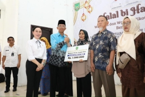 Amsakar-Li Claudia Serahkan Bantuan Lansia dan Insentif Posyandu