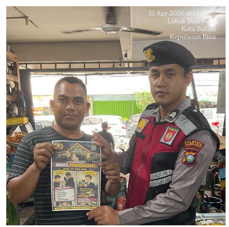 Himbauan kepada Pelaku Usaha Scrap Cegah Tindak Pidana, Polsek Lubuk Baja Gencarkan Pemberian Brosur