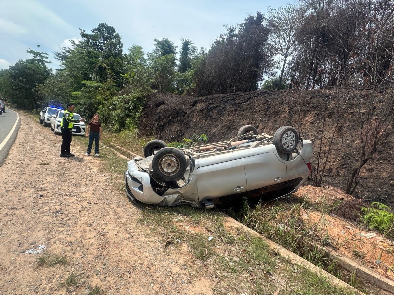 Polsek Nongsa Respon Cepat Tangani Laka Tunggal Akibat Pecah Ban di Jalan Hasanuddin