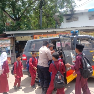 Lewat Program “Si Amru”, Bhabinkamtibmas Polsek Batu Ampar Antar Pelajar Hingga Rumah dan Berikan Himbauan Kamtibmas