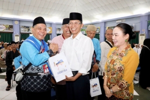 Amsakar – Li Claudia Titip Doa Untuk Batam, Lepas JCH ke Tanah Suci dan Dibekali Sambal Bilis hingga Rendang