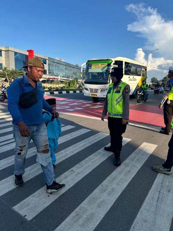 Demi Keselamatan Pelajar, Polwan Polresta Barelang Laksanakan Gatur Lalin Pagi di SD Negeri 001 Sungai Panas