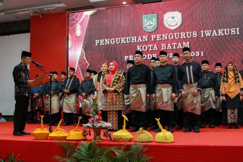 Erlita Kembali Jadi Ketua, Amsakar Kukuhkan Ketua dan Pengurus IWAKUSI Batam