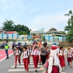 Polwan Engku Putri Polresta Barelang Ciptakan Keamanan Pelajar, Laksanakan Pengaturan Lalu Lintas di SDN 001 Sungai Panas
