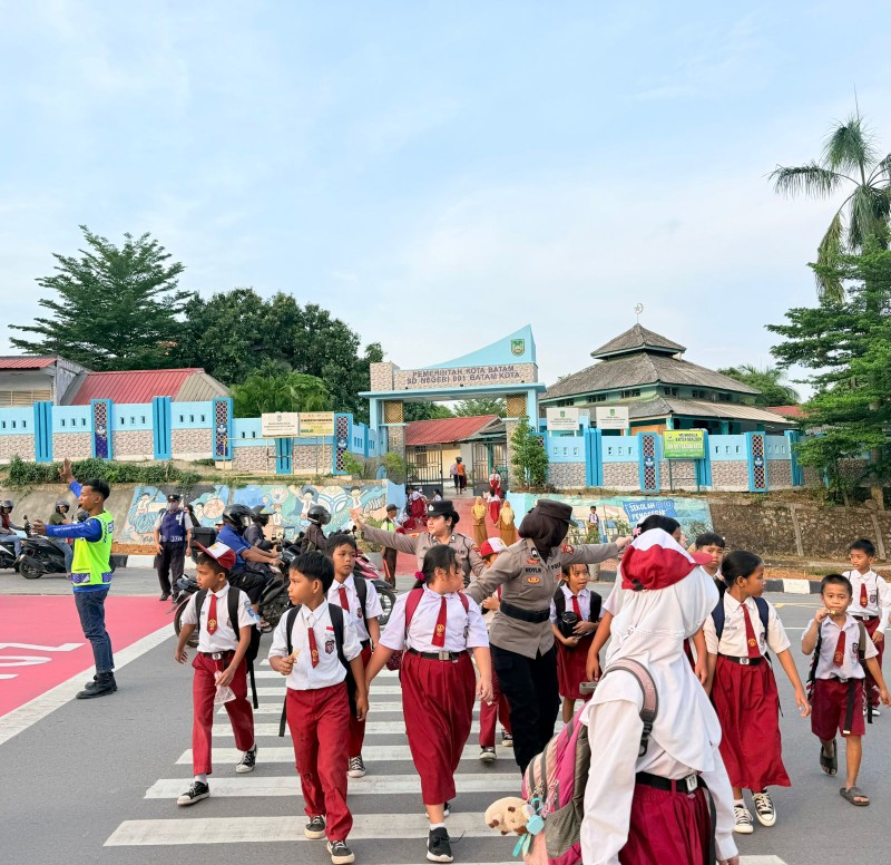 Polwan Engku Putri Polresta Barelang Ciptakan Keamanan Pelajar, Laksanakan Pengaturan Lalu Lintas di SDN 001 Sungai Panas