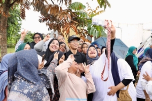 Wali Kota dan Warga Gotong Royong Bersihkan Lingkungan dalam Gema Batam ASRI di Batam Kota