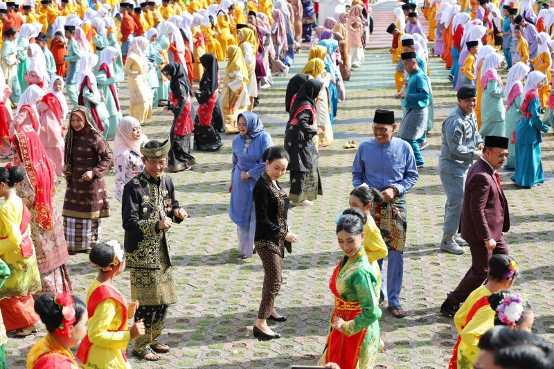 Memeriahkan Hardiknas 2026, Amsakar-Li Claudia Menari Zapin Ngenang Bersama 5.120 Pelajar