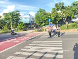 Polwan Engku Putri Gelar Gatur Lalin di SDN 001 Sungai Panas, Pastikan Siswa Aman Menyeberang