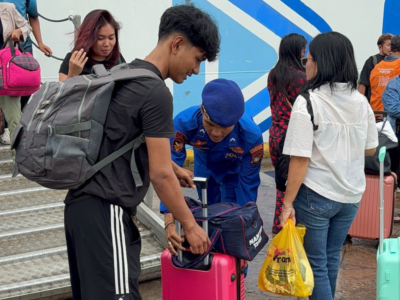 Satpolairud Polresta Barelang Laksanakan Pengamanan dan Pengecekan Penumpang KM Kelud di Pelabuhan Batam Bintang 99