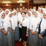 Amsakar-Li Claudia Perluas Beasiswa Batam untuk Anak Hinterland dan Keluarga Tidak Mampu