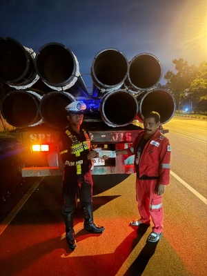Satlantas Polresta Barelang Patroli Malam, Tindak Truck Trailer Tanpa Lampu Rem Demi Keselamatan Pengguna Jalan