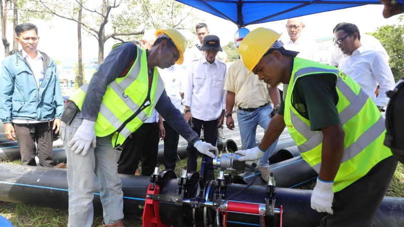 Amsakar Achmad Tinjau Pengerjaan Pemasangan Jaringan Pipa Distribusi Air Minum