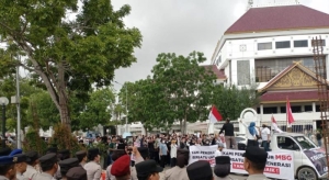 Demo Program Makan Bergizi Gratis di Batam, Ratusan Emak-Emak Turun ke Jalan
