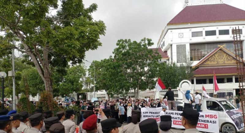 Demo Program Makan Bergizi Gratis di Batam, Ratusan Emak-Emak Turun ke Jalan