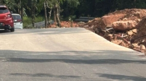 Akses Utama ke Tiban Rusak Parah, Warga Soroti Proyek Cut and Fill Hotel Vista Batam