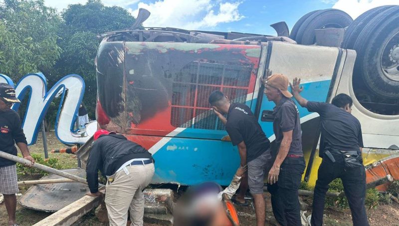 Bus Wisata Terguling di Jalur Pantai Melur Batam, Jemaah Gereja Meninggal Dunia