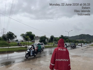 Polisi Patroli Titik Rawan Banjir dan Pohon Tumbang di Batam