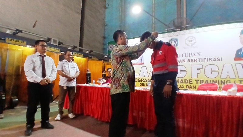 Tutup Pelatihan Las 4G FCAW di Batam, Aman Siapkan Tenaga Kerja Lokal Kompeten