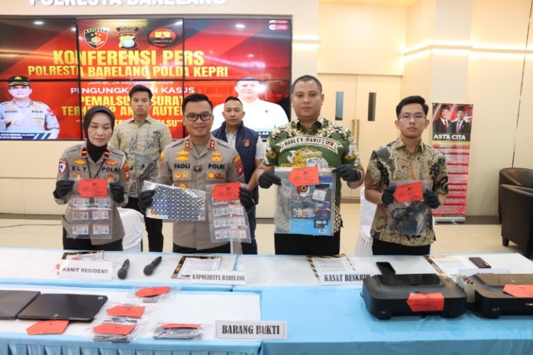 Wakapolresta Barelang Pimpin Konferensi Pers Pengungkapan Pemalsuan SIM C, Dua Tersangka Diamankan