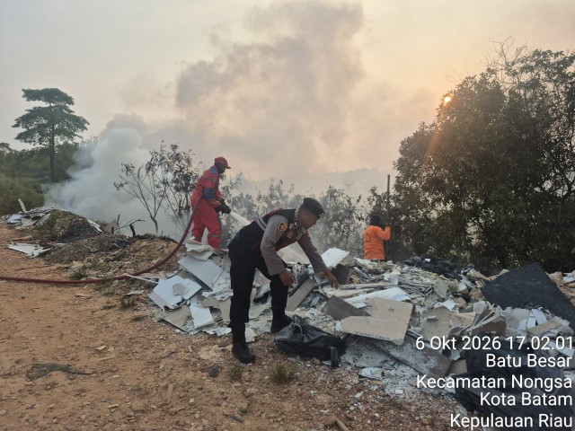 Respons Cepat Polsek Nongsa Terhadap Kebakaran Tempat Pembuangan Sampah di Batu Besar