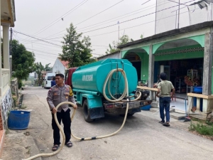 Polsek Nongsa Kawal Pendistribusian 46 Tangki Air Bersih untuk Warga Terdampak Gangguan Air