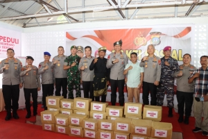 Kapolresta Barelang dan Ketua Bhayangkari Cabang Kota Barelang Hadiri Kegiatan Bhayangkari Peduli di Pulau Bertam