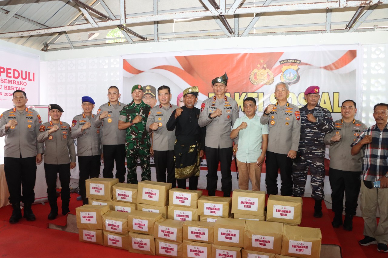 Kapolresta Barelang dan Ketua Bhayangkari Cabang Kota Barelang Hadiri Kegiatan Bhayangkari Peduli di Pulau Bertam