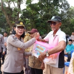 Kapolda Kepri Bersama Polsek Nongsa Gelar Bakti Sosial dan Bagikan Sembako kepada Warga TPA Punggur Dalam Rangka HUT Humas Polri ke 75 Tahun