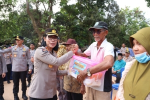 Kapolda Kepri Bersama Polsek Nongsa Gelar Bakti Sosial dan Bagikan Sembako kepada Warga TPA Punggur Dalam Rangka HUT Humas Polri ke 75 Tahun