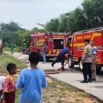 Polsek Batam Kota Bersama Damkar Respon Cepat Padamkan Kebakaran Kontainer Sampah Plastik dan Semak-Semak di Palm Spring