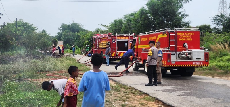 Polsek Batam Kota Bersama Damkar Respon Cepat Padamkan Kebakaran Kontainer Sampah Plastik dan Semak-Semak di Palm Spring