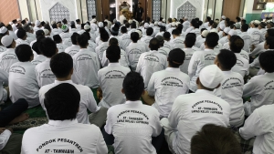 Kalapas Cipinang Bagikan Ratusan Baju Koko, Dorong 750 Santri Jadi Teladan bagi Warga Binaan